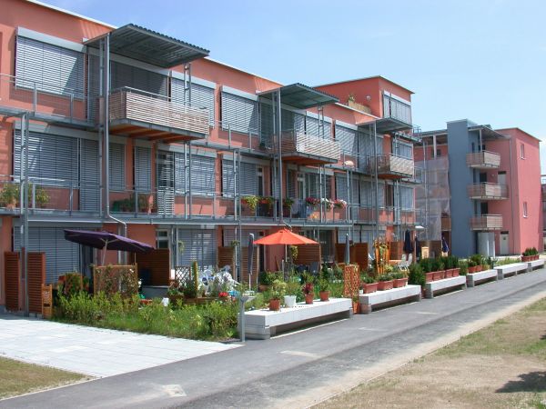 Gärten zweier Solar City-Gebäude
